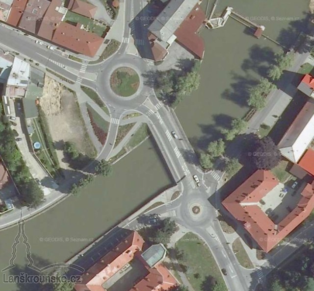 05_Dvojice kruhovych objezdu v Chocni.jpg